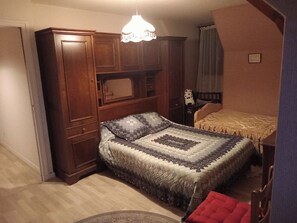 3 bedrooms, iron/ironing board, WiFi, bed sheets - Gîte for rent with two balconies (Les Ancizes-Comps)
