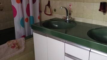 Secadora de cabello y papel de baño