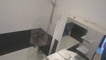 Serviettes fournies, savon, papier toilette