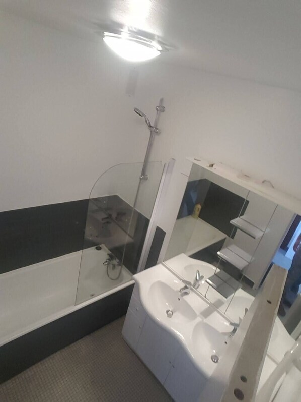 Toallas, jabón, papel de baño 
