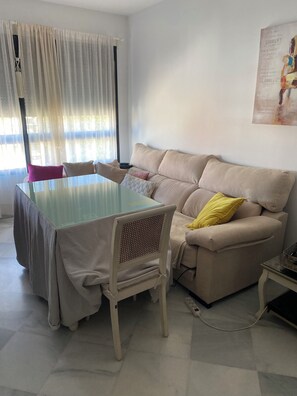 TV - Comfortable apartment in TRIANA, close to everything you want to see! (Sevilla)