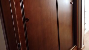 Un armario de madera con puerta corredera.