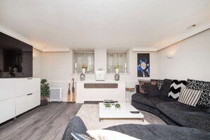 Télévision, chaîne hi-fi, espaces bureaux