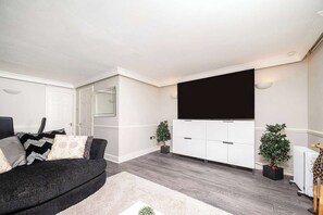 Télévision, chaîne hi-fi, espaces bureaux