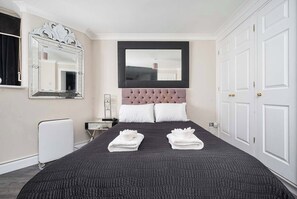 2 bedrooms, desk, iron/ironing board, WiFi