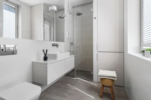 Dusche, Haartrockner, Handtücher, Seife