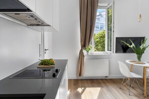 Fridge, microwave, coffee/tea maker, electric kettle - Studio at the best street of Warszawa next to key points  (Warszawa)
