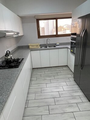 Kjøleskap, mikrobølgeovn, ovn og vannkoker