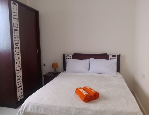 2 makuuhuonetta, silitysrauta/-lauta, ilmainen Wi-Fi, vuodevaatteet