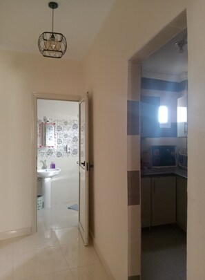 Suihku, hiustenkuivaaja, pyyhkeet, saippua