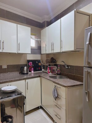 ثلاجة، فرن، موقد طهي مسطح، غلّاية كهربائية