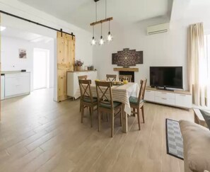 Villa | Dining - Cova De L'aire - Villa With Private Pool In Barx (Barx)