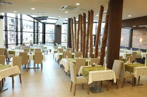 Banquet hall - Cozy 2-bedroom apartment in a SPA Resort near Ski Piste and Golf Course (Bansko)