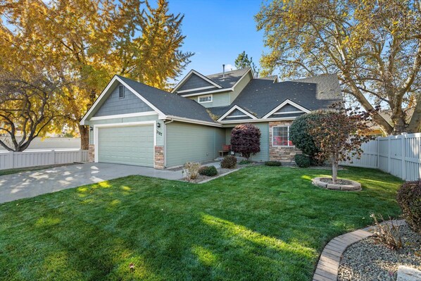 Exterior - Spacious Getaway, Perfect for Groups, Fire pit, BBQ, 70" TV, near The Village, TopGolf, Parks (Meridian)