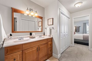 Hair dryer, towels, soap, shampoo - Spacious Getaway, Perfect for Groups, Fire pit, BBQ, 70" TV, near The Village, TopGolf, Parks (Meridian)