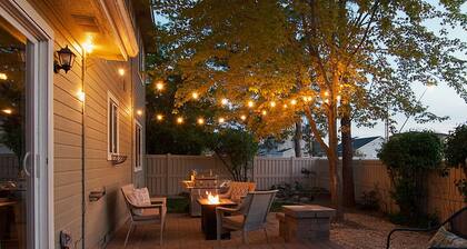 Spacious Getaway, Perfect for Groups, Fire pit, BBQ, 70" TV, near The Village, TopGolf, Parks
