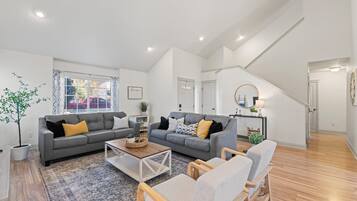 Una Smart TV, un reproductor de DVD, una oficina