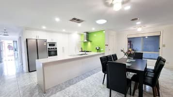 House | 5 bedrooms, Internet