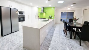 Room - 5 Bedrooms Spacious Home (Sunshine West)