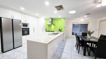 House | 5 bedrooms, Internet