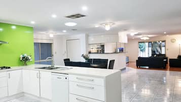 House | 5 bedrooms, Internet