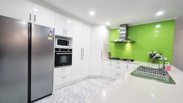 House | 5 bedrooms, Internet