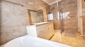 House | 4 bedrooms, desk, Internet - St Albans House - Spacious and Modern Home (St. Albans)