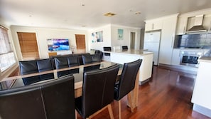 House | 4 bedrooms, desk, Internet