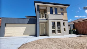 House | 4 bedrooms, desk, Internet
