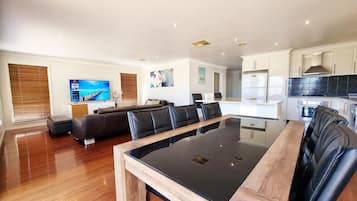 House | 4 bedrooms, desk, Internet