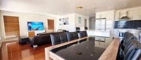 Rumah | 4 kamar tidur, meja kerja, dan internet