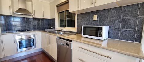 House | 4 bedrooms, desk, Internet