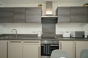 Appartement | Cuisine privée | Réfrigérateur, micro-ondes, four, plaque de cuisson