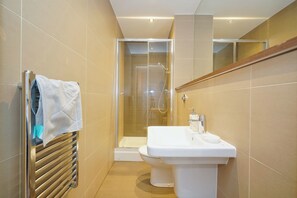 Departamento | Baño | Regadera y toallas 