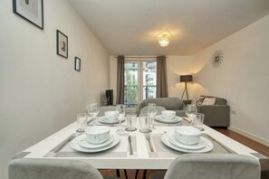 Apartment | Interior - Luxury Riverside Retreat in Salford Strong Wifi (Salford)