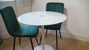 A round white table with two teal chairs. - East Street Haven - Modern Apartment in Colchester (Colchester)