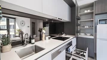 Een koelkast, een microgolfoven, een oven, een kookplaat