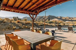 Outdoor dining - Hotel California • Mountain Views, Pool&Spa, Sauna (Morongo Valley)