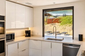 Coffee/tea maker, fridge, oven, stovetop