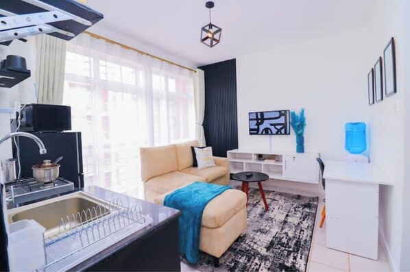 TV - Pearl Luxury Studio with Pool, Free Parking and Netflix

 (Nairobi)