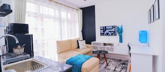 Pearl Luxury Studio with Pool, Free Parking and Netflix