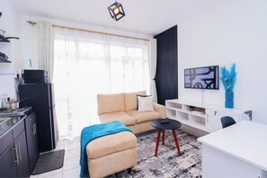 TV - Pearl Luxury Studio with Pool, Free Parking and Netflix

 (Nairobi)