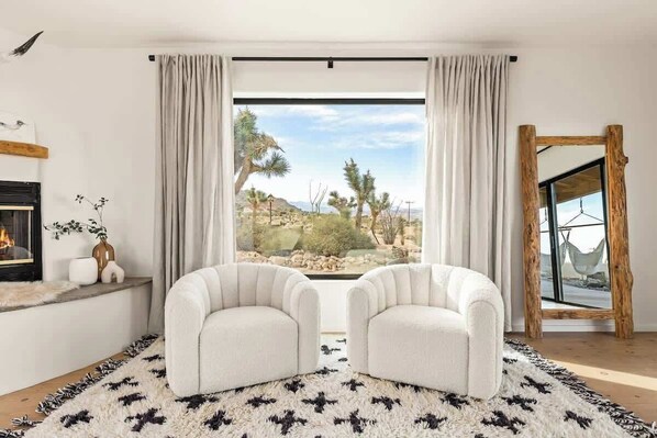 Télévision, cheminée, espaces bureaux