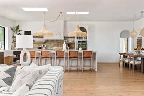 Fernseher, Kamin, Arbeitsbereiche