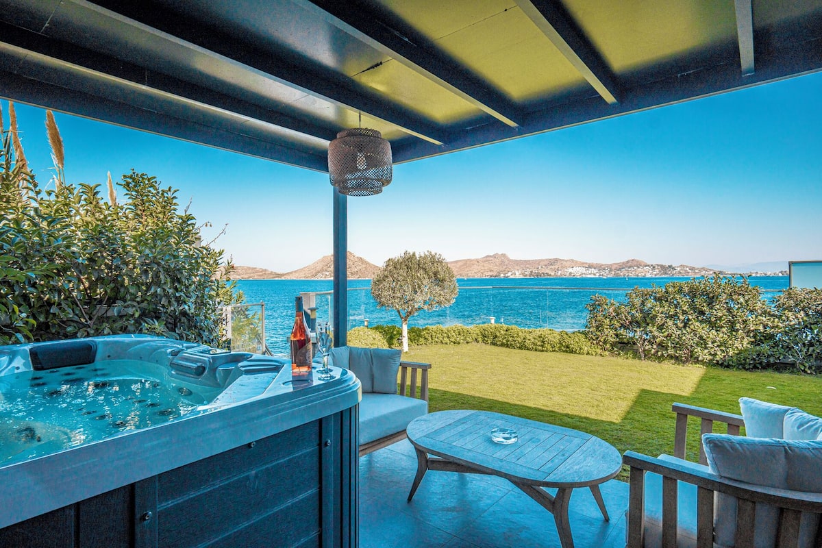 Deluxe Villa, Bathtub, Sea View | Jetted tub