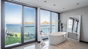 Luxury Villa, Private Pool, Sea View | Private spa tub