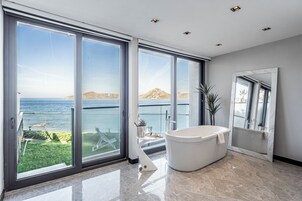 Luxury Villa, Private Pool, Sea View | Private spa tub