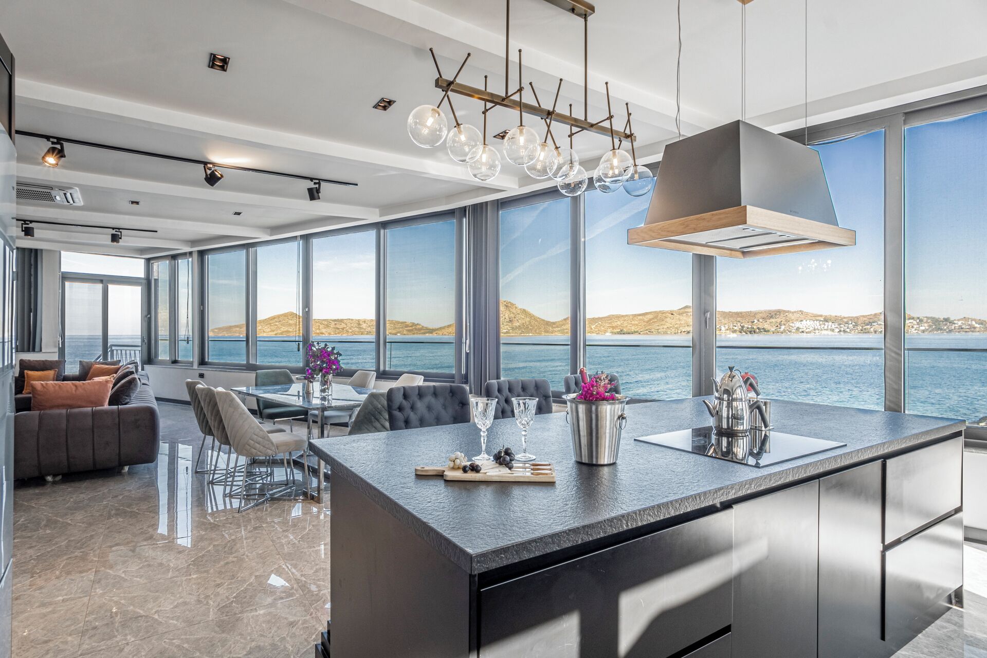 Luxury-Villa, eigener Pool, Meerblick | Wohnbereich | 43-Zoll-Plasmafernseher mit Satellitenempfang