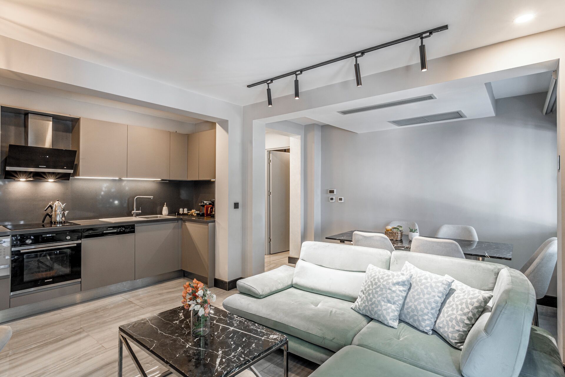 Un apartamento moderno con cocina, comedor y sala de estar.
