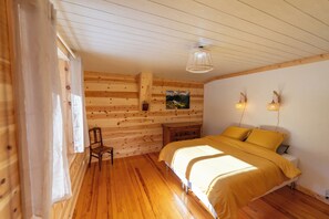 8 bedrooms, iron/ironing board, WiFi, bed sheets